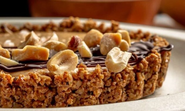 Ağızda Dağılan Lezzet: Kurabiye Granola Tabanlı Fıstık Ezmeli Tart Tarifi