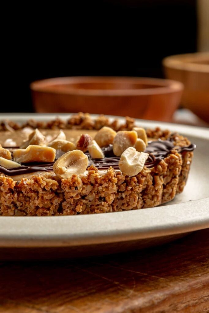 Ağızda Dağılan Lezzet: Kurabiye Granola Tabanlı Fıstık Ezmeli Tart Tarifi